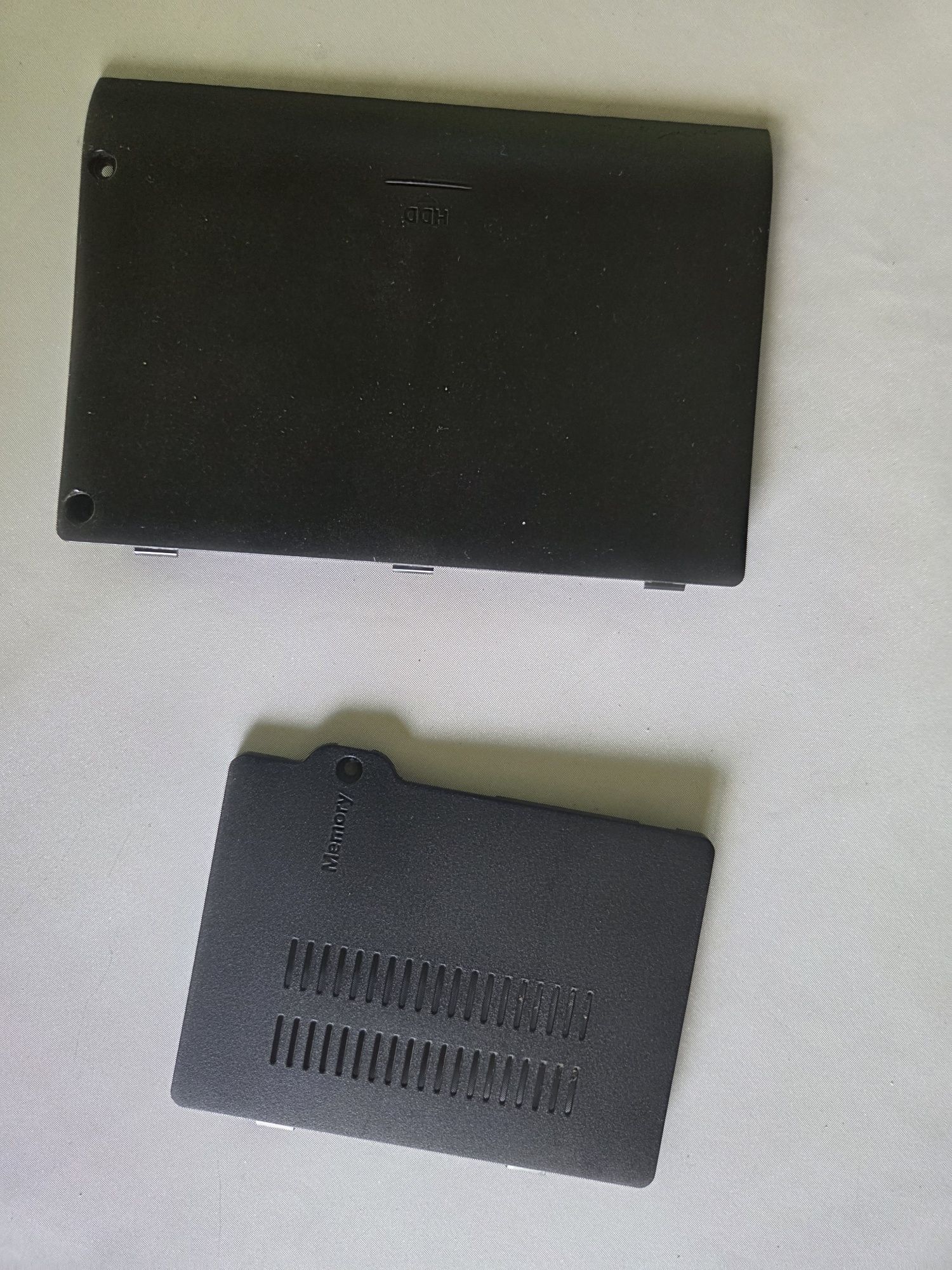 zaślepki dole jest obudowy RAM oraz HDD do Laptopa Samsung NP-SA11H
