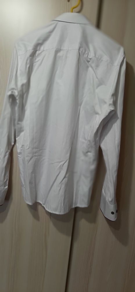 Koszula biała z długim rękawem młodzieżowa rozmiar S. Marki  Marconi.