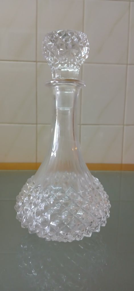 Garrafa de licor e balde de gelo em cristal