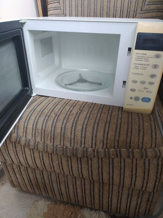 Мікрохвильова піч LG в робочому стані