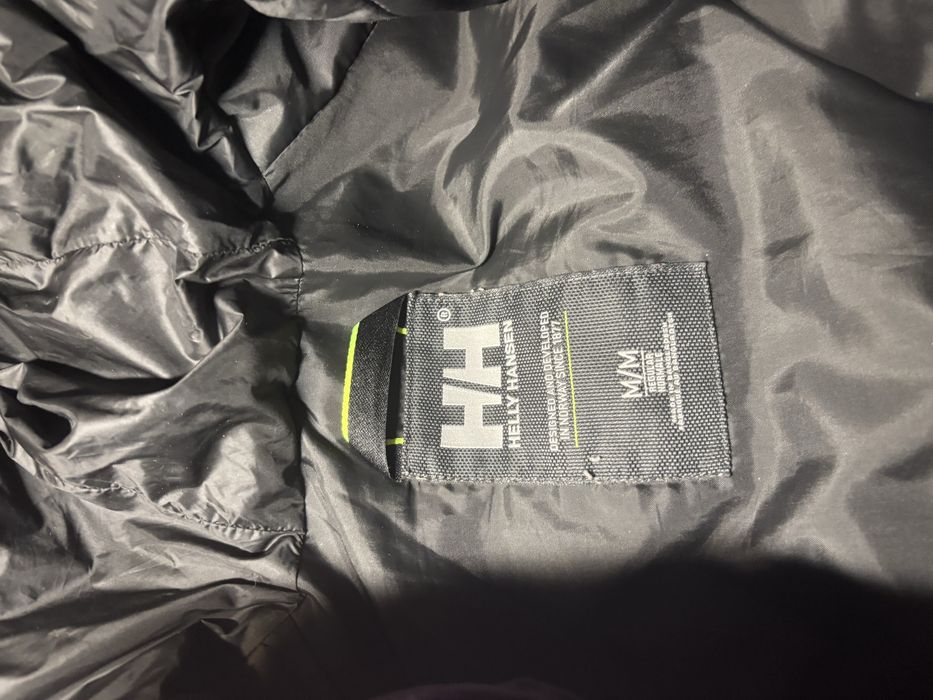 Продам пуховик helly hansen