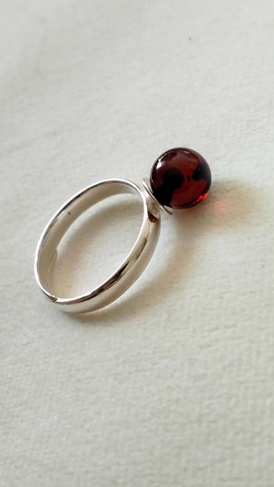 srebrny regulowany pierścionek z naturalnym bursztynem bałtyckim