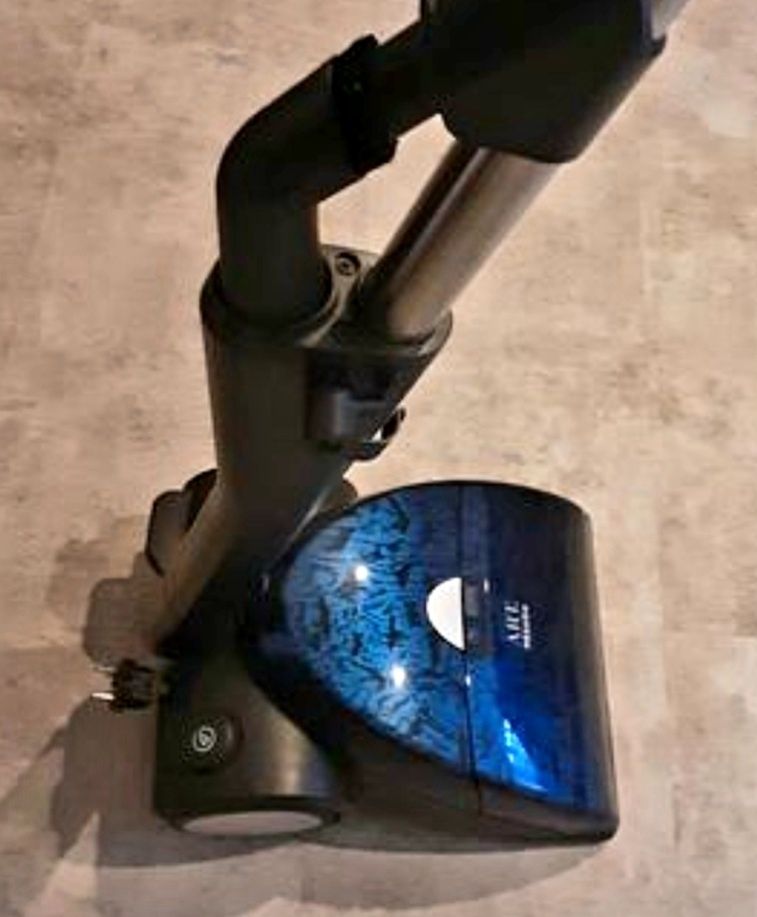 Вертикальный пылесос Miele