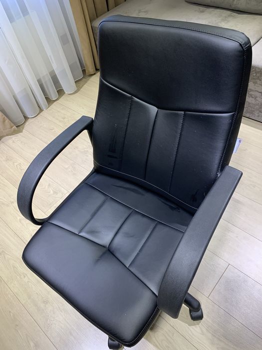 Офисное кресло.