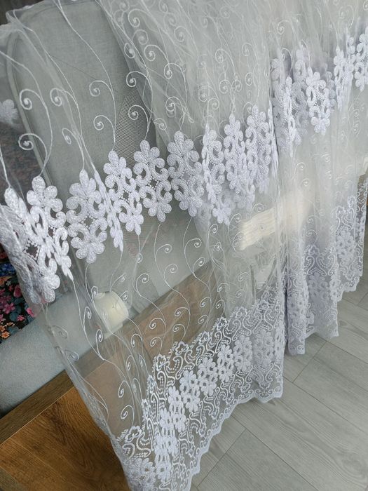 Długa firanka gotowa na taśmie marszczonej