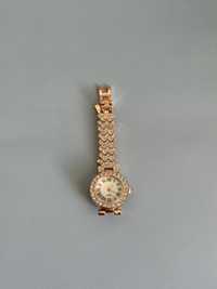 złoty zegarek z cyrkoniami kryształkami vintage coquette