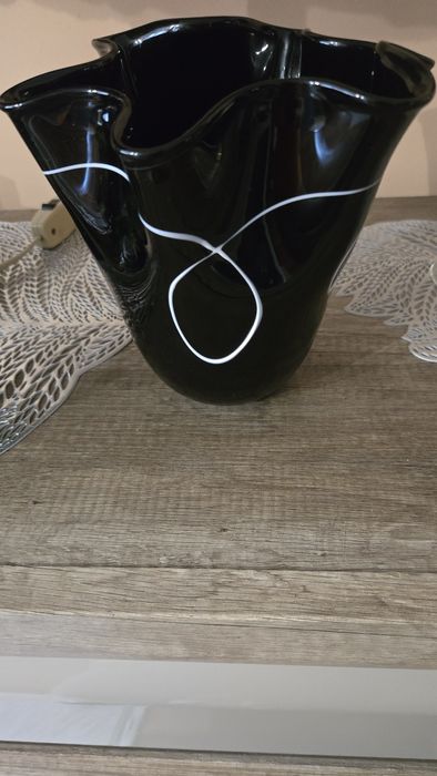 Wazon falbanką czarno białe mazy