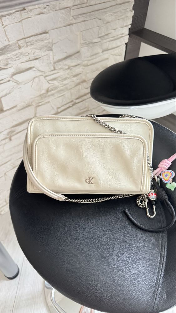 Calvin Klein кросбоді у середньому розмірі