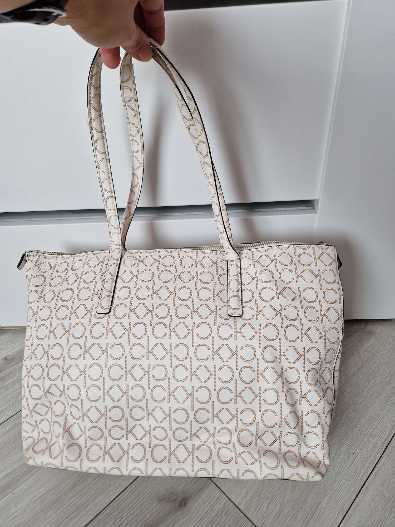 Beżowa torebka Calvin Klein Shopper Md Monogram K60K608101 złote napis