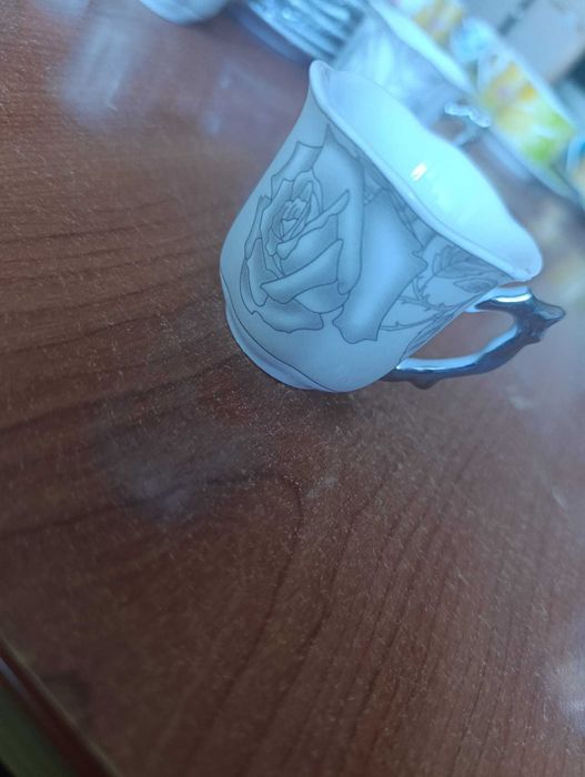 Conjunto de 6 chávenas com pires em porcelana – Detalhes prateados