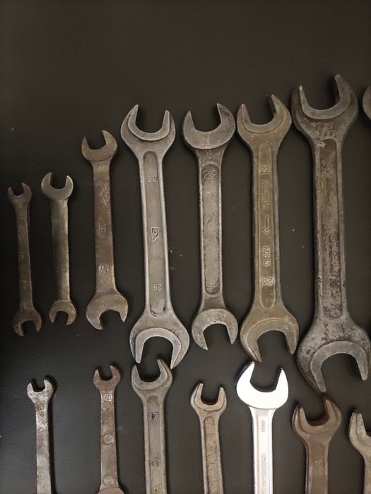 Лот Ключів різних розмірів