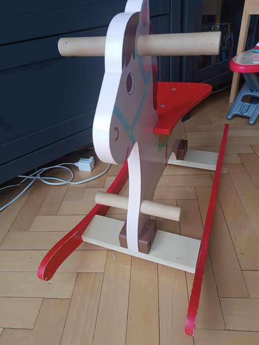 Drewniany komik na biegunach