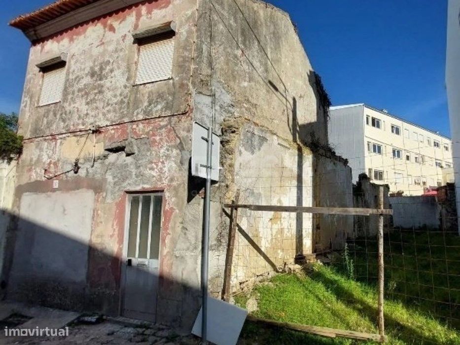 Moradia independente para restaurar totalmente em Esgueira, Aveiro