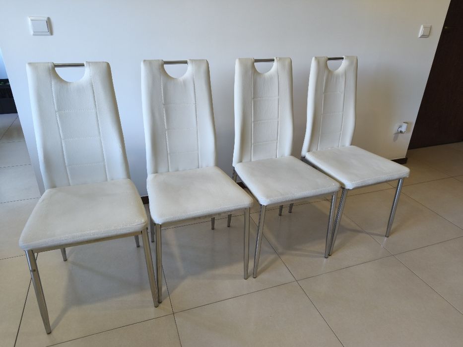 Conjunto de mesa de jantar + 4 cadeiras. 

Tanto a mesa como