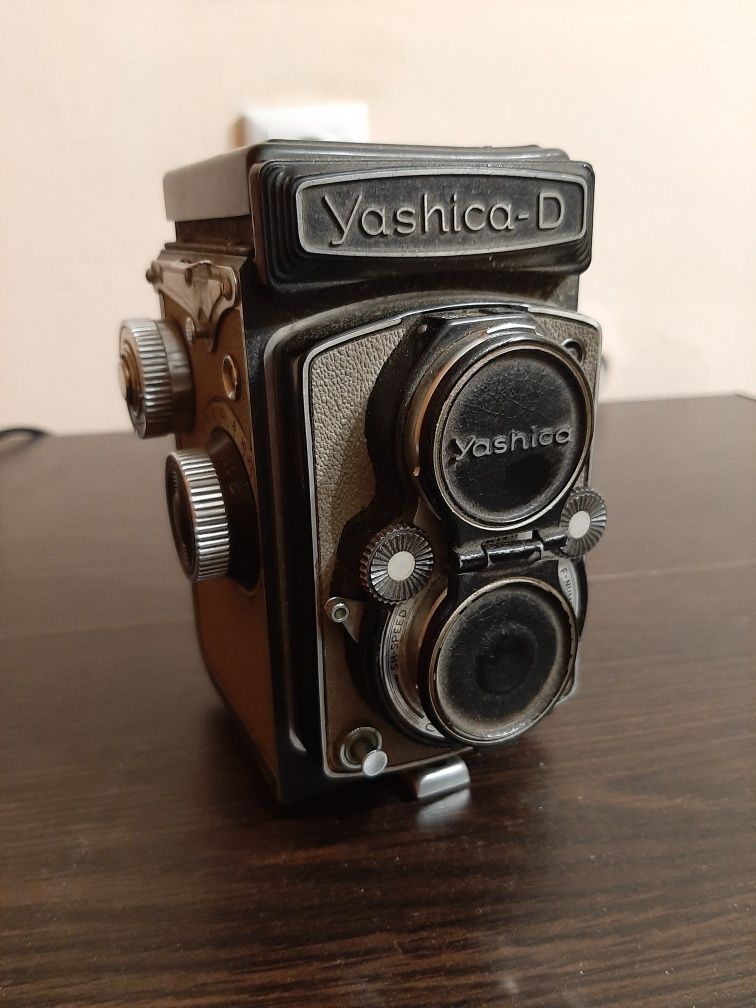 Продається фотоапарат YASHICA-D