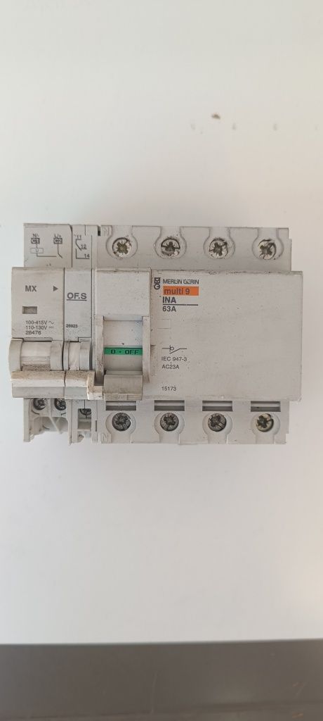 disjuntor-seccionador da marca Merlin Gerin, modelo Multi 9 INA 63A.