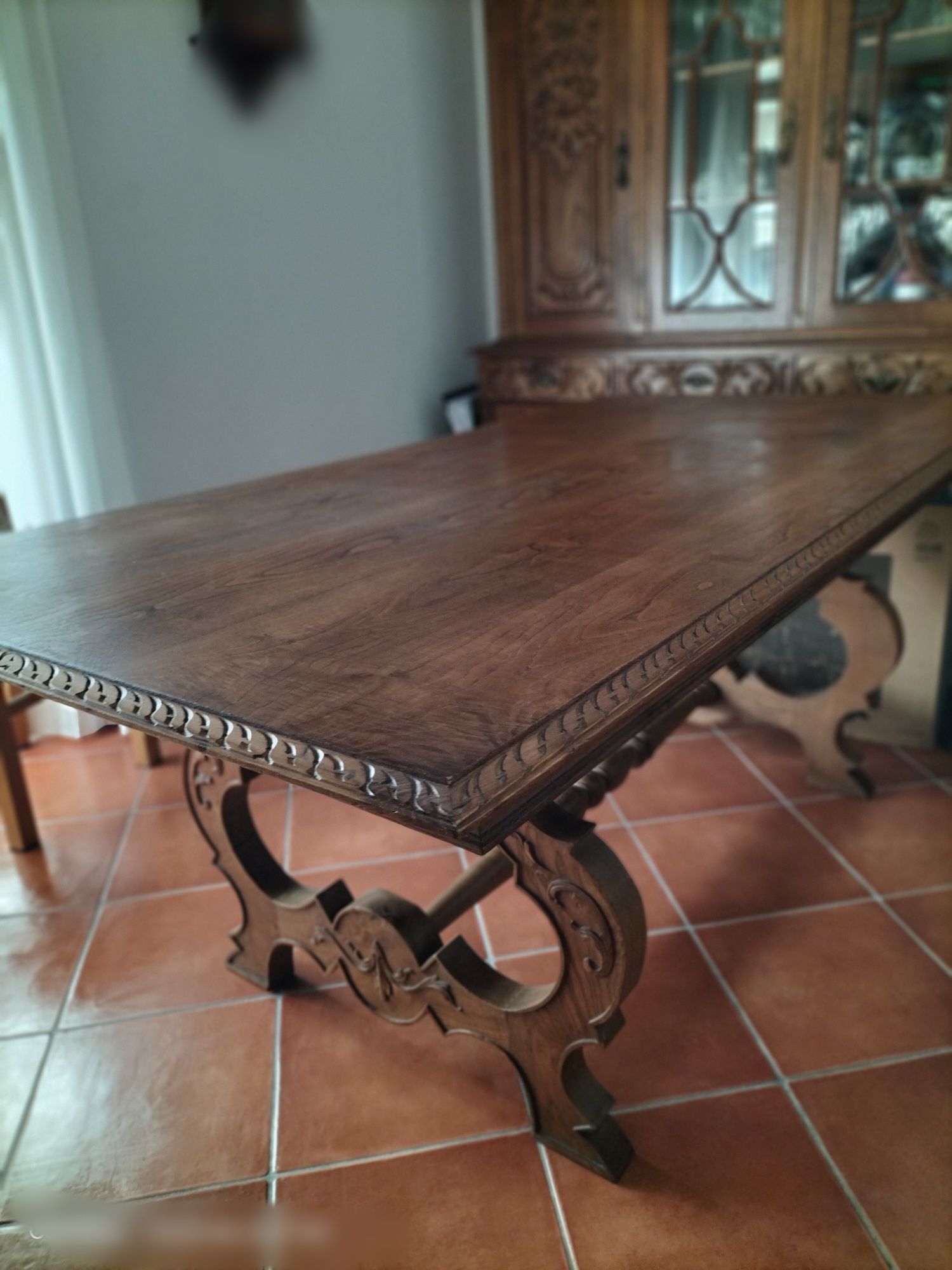 Mesa em madeira de nogueira maciça.