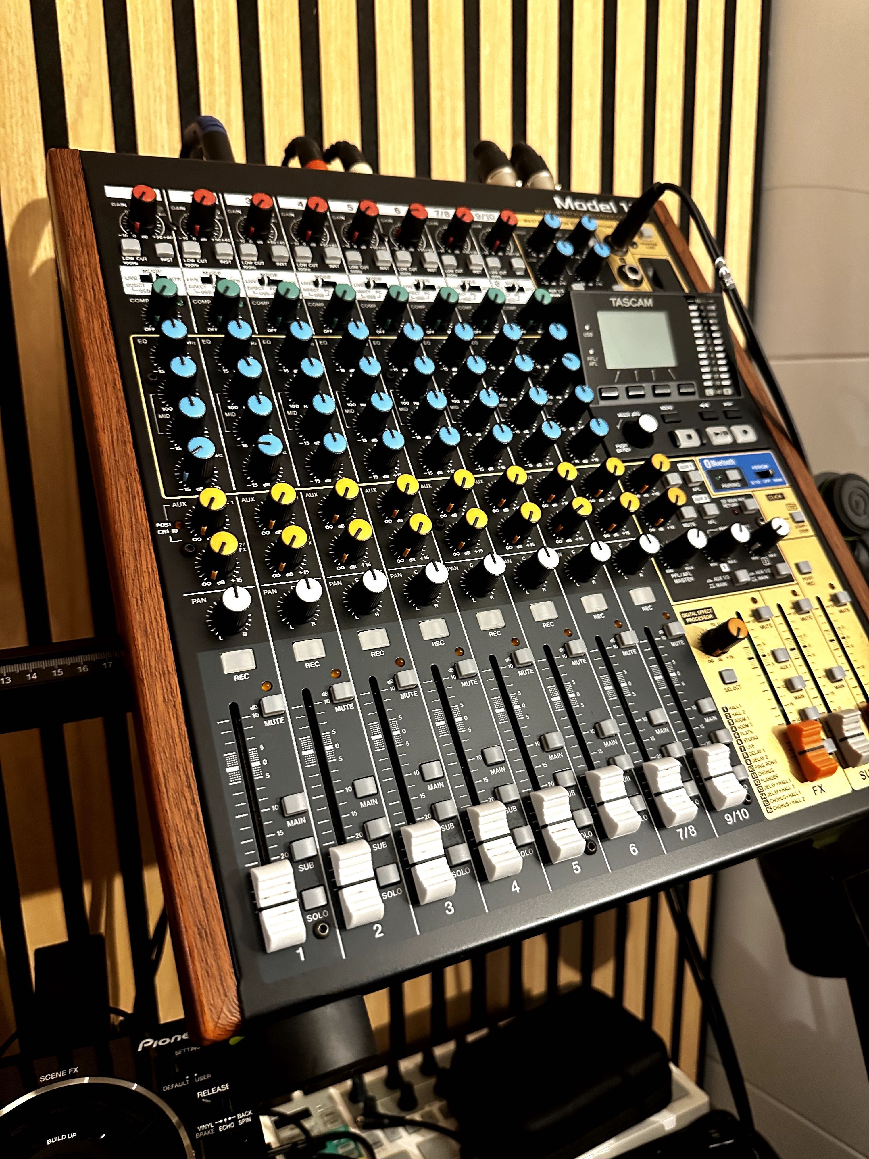 Tascam Model 12 – Mixer e Interface de Áudio