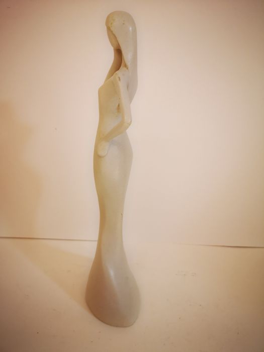 Figurka kobiecej postaci