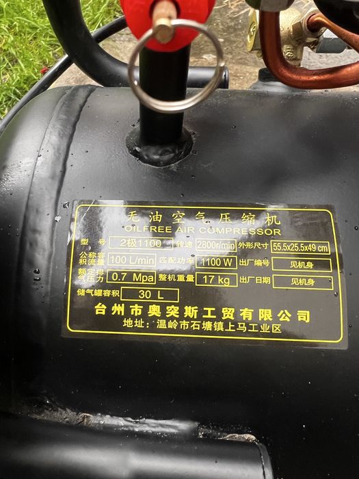 Kompresor bezolejowy 30l, cisnienie 8bar, wydajność 100l/min