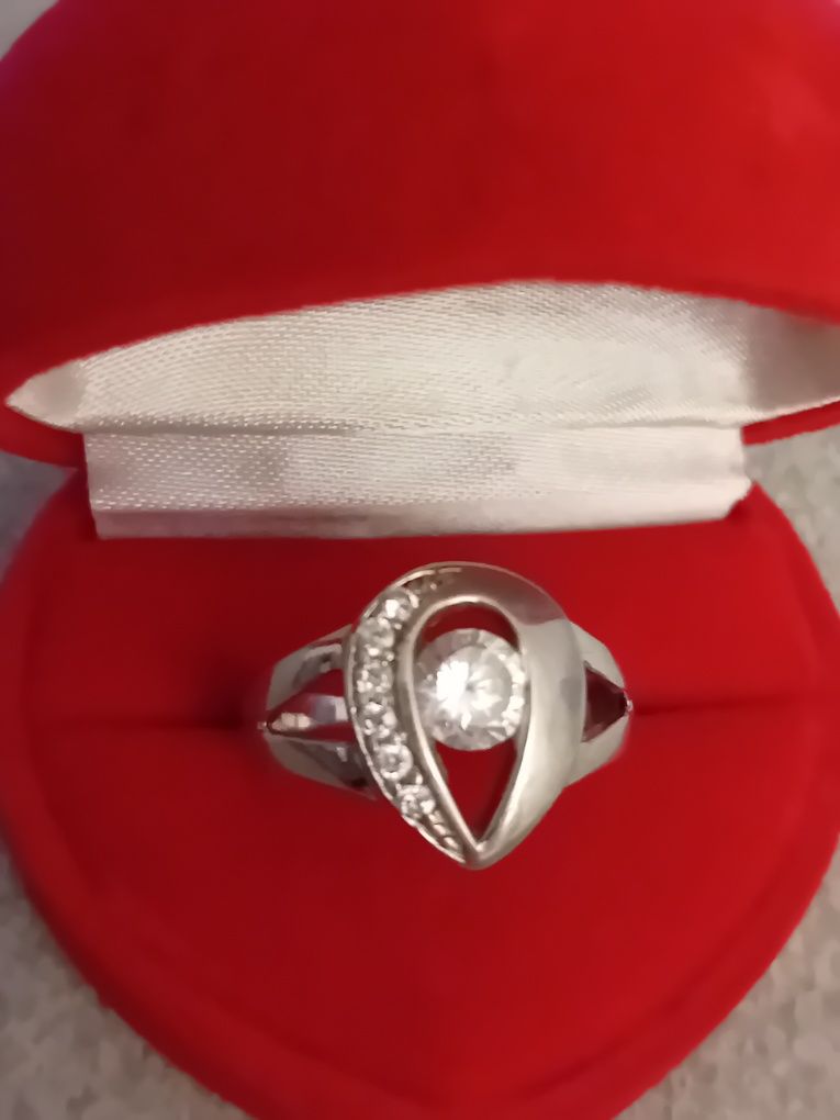 Nowy piękny pierścionek srebrny