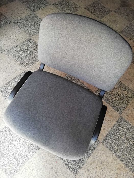 Cadeira de Visitante Empilhável Cinza