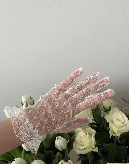 Białe koronkowe przezroczyste damskie eleganckie rękawiczki