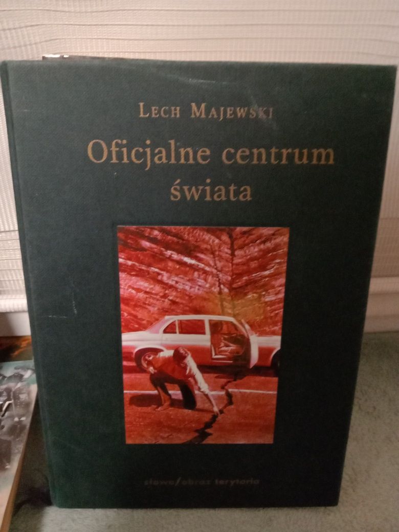 Oficjalne centrum świata , Lech Majewski.