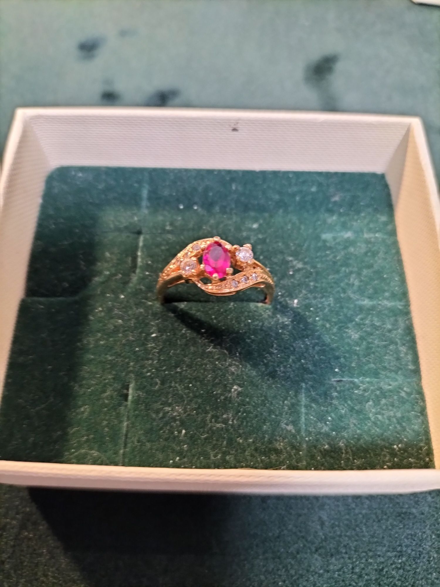 Złoty pierścionek z syntetycznym rubinem i cyrkoniami