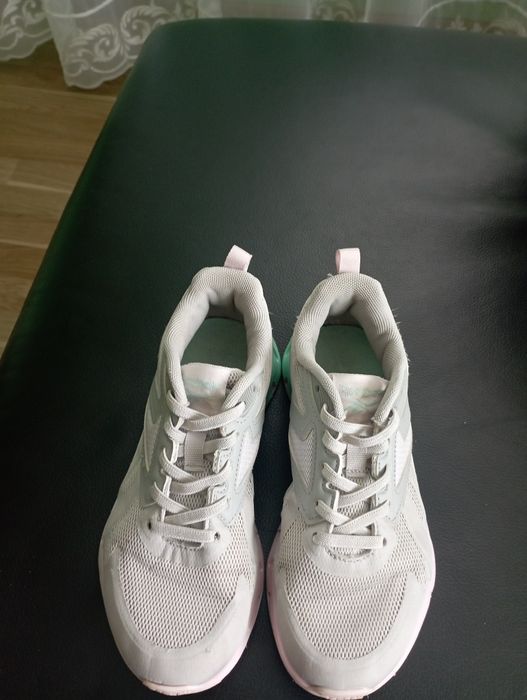 Продам для дівчинки кросівки