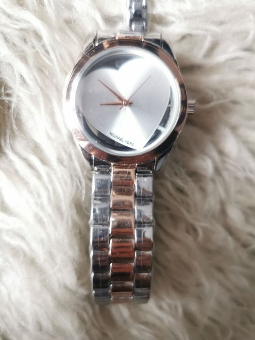 Nowy damski zegarek logo