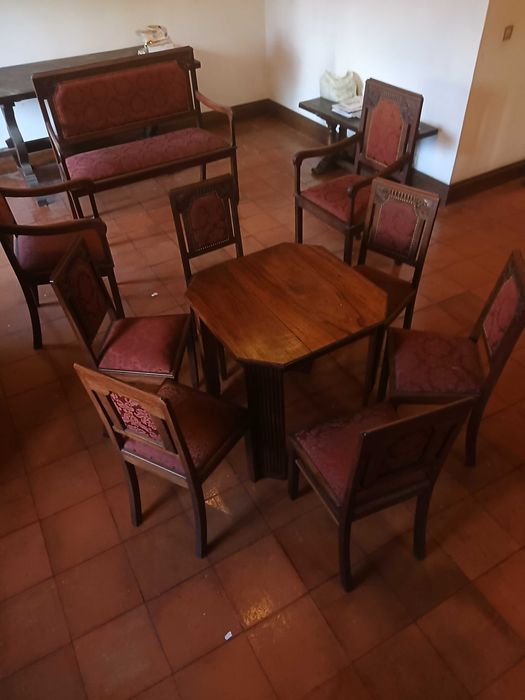 Conjunto de cadeiras, mesa e cadeirões vintage, antiguidades