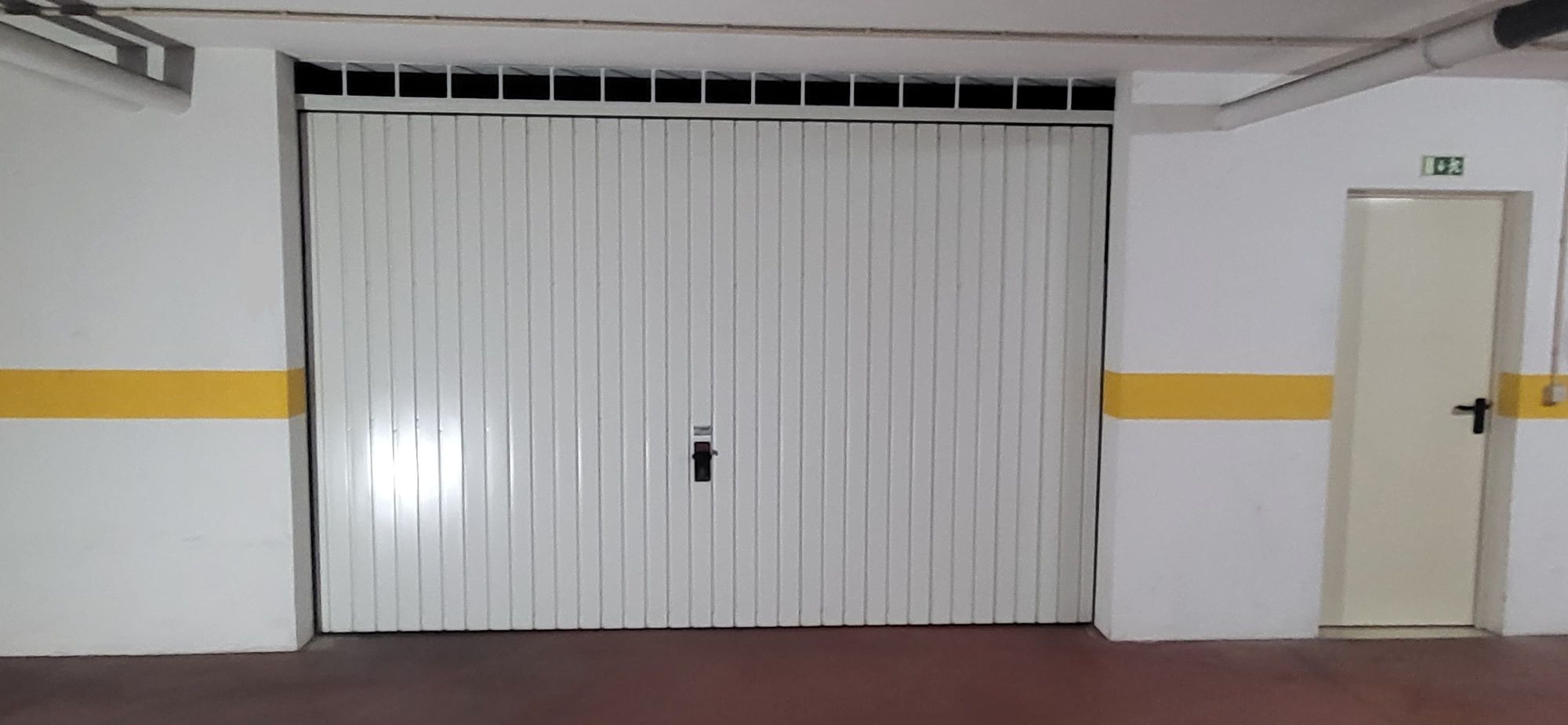 Aluga-se  GARAGEM