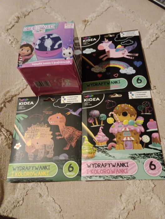 Lampka nocna z projektorem oraz kolorowanki/wydrapywanki cena 40 zł