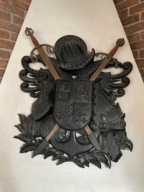 Magnifico escudo    em madeira  r espadadas metal
