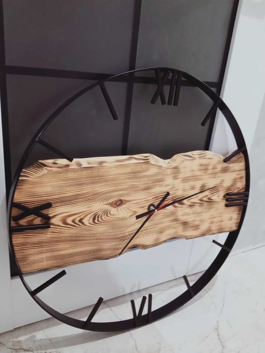 Nowoczesny zegar ścienny w stylu industrialnym