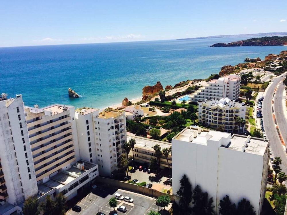 FÉRIAS Praia da Rocha - T0 com piscina, Ac, estacionamento e internet