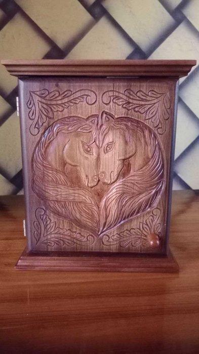 Ключница из натурального дерева с резьбой ′Влюблённые кони′