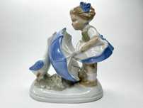 Porcelanowa figurka dziewczynki z parasolką i gąską