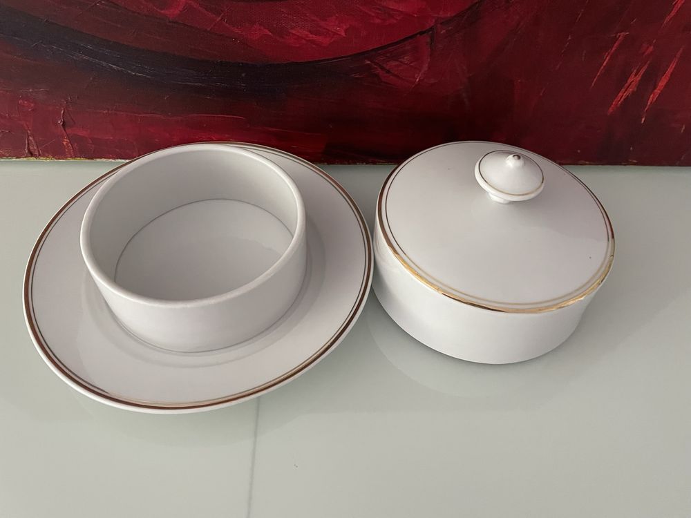 Porcelanowa,okrągła maselniczka