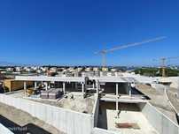 Moradias com acabamentos de luxo juntos aos campos de golfe e às pr...