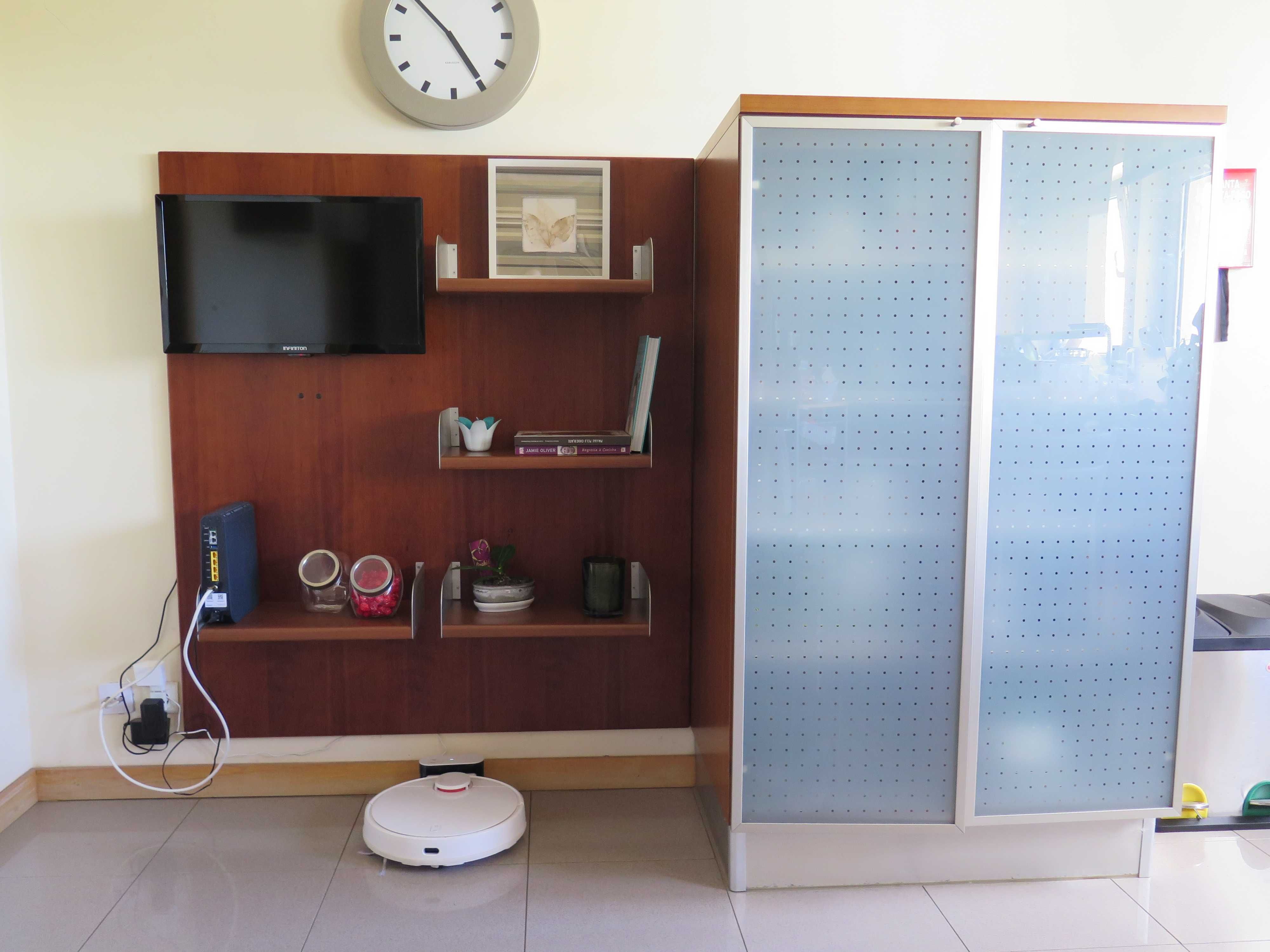 Painel de madeira com 4 prateleiras Bradecor