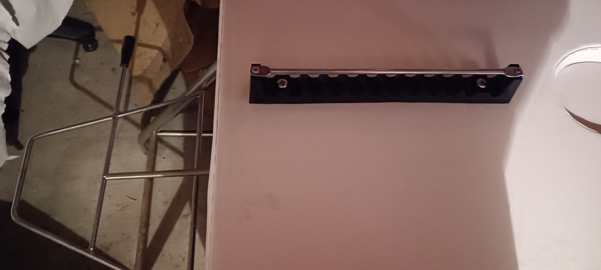 Marquesa, lupa, mesa ajudante, com itens de cabeleireiro
