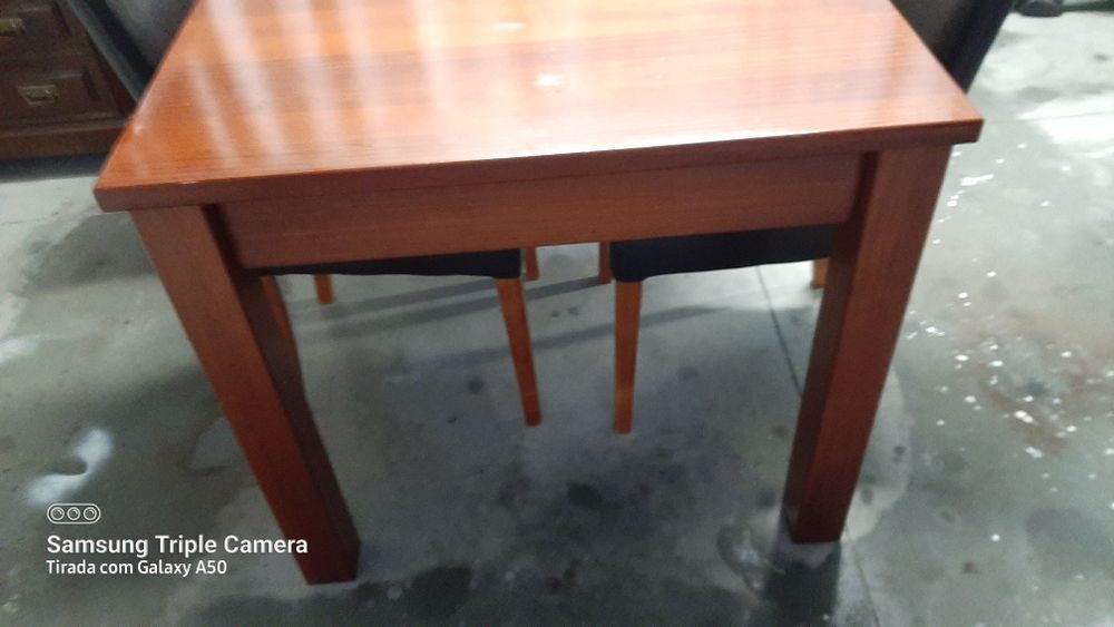Mesa com 4 cadeiras