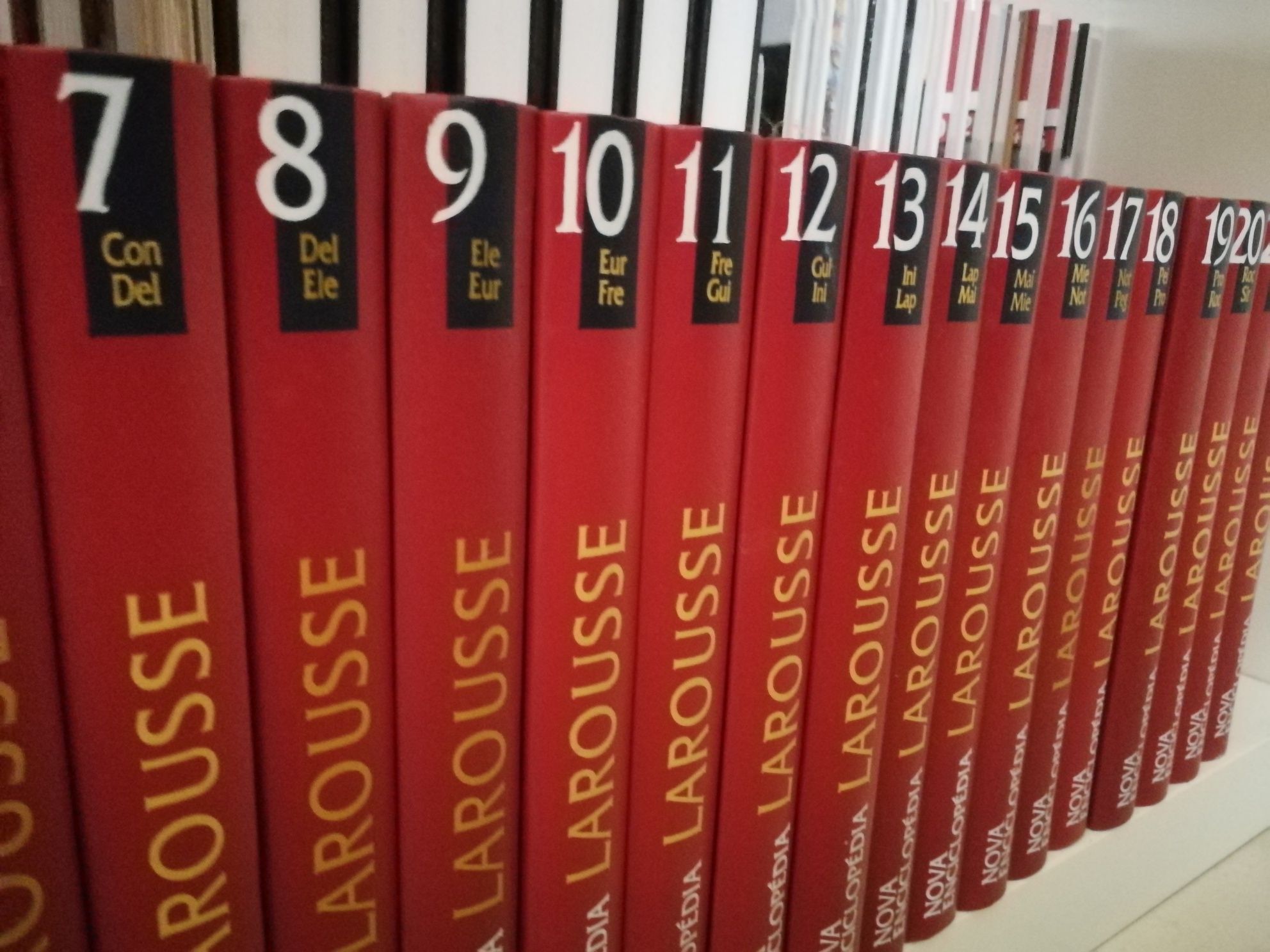 Nova Enciclopédia La Rousse, constituída por 22 volumes