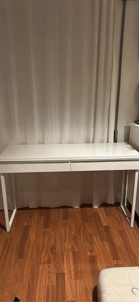 Secretária branca do IKEA Bestâ Burs 120x40 cm