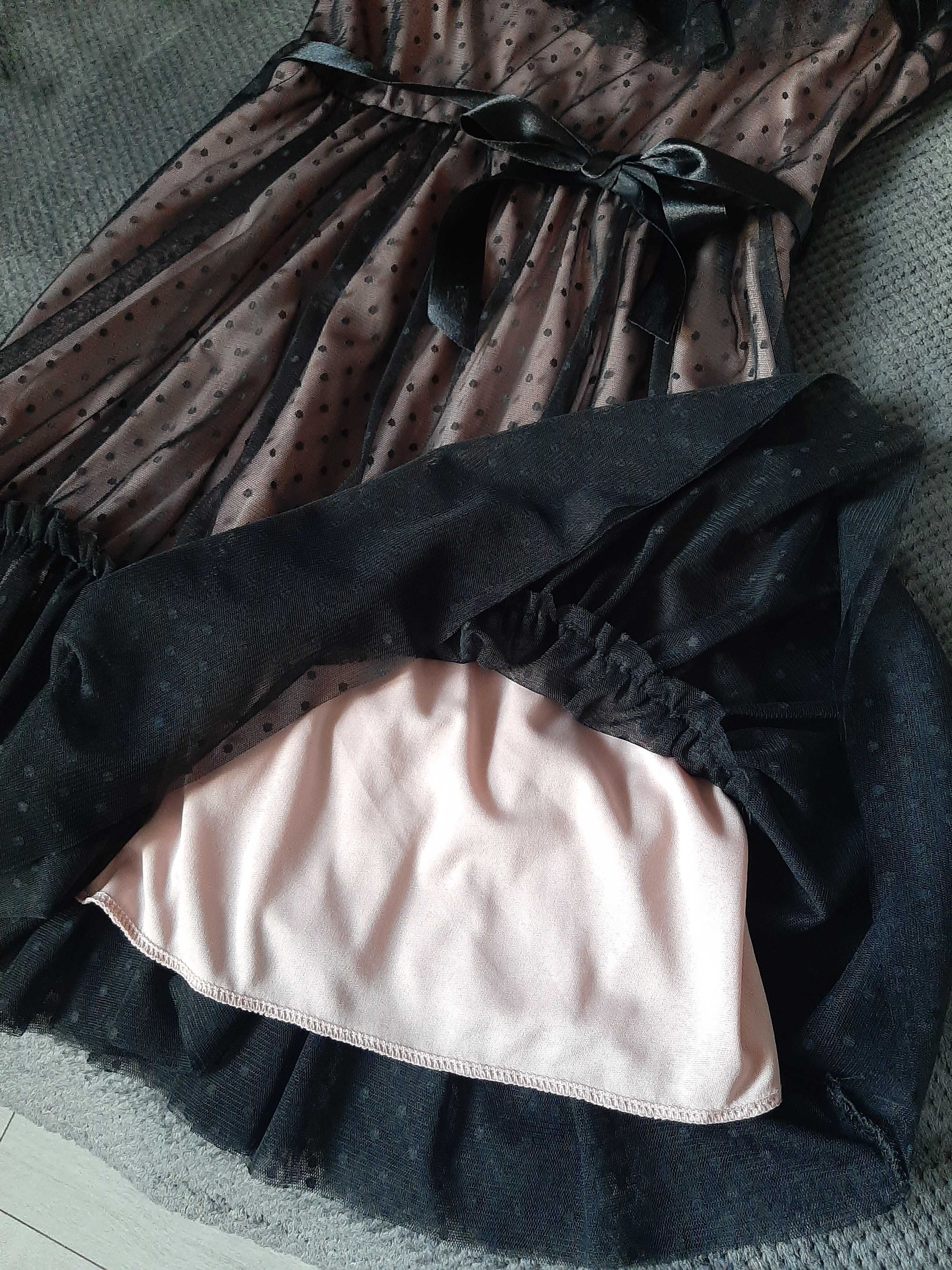 Czarna sukienka koktajlowa z różową podszewką