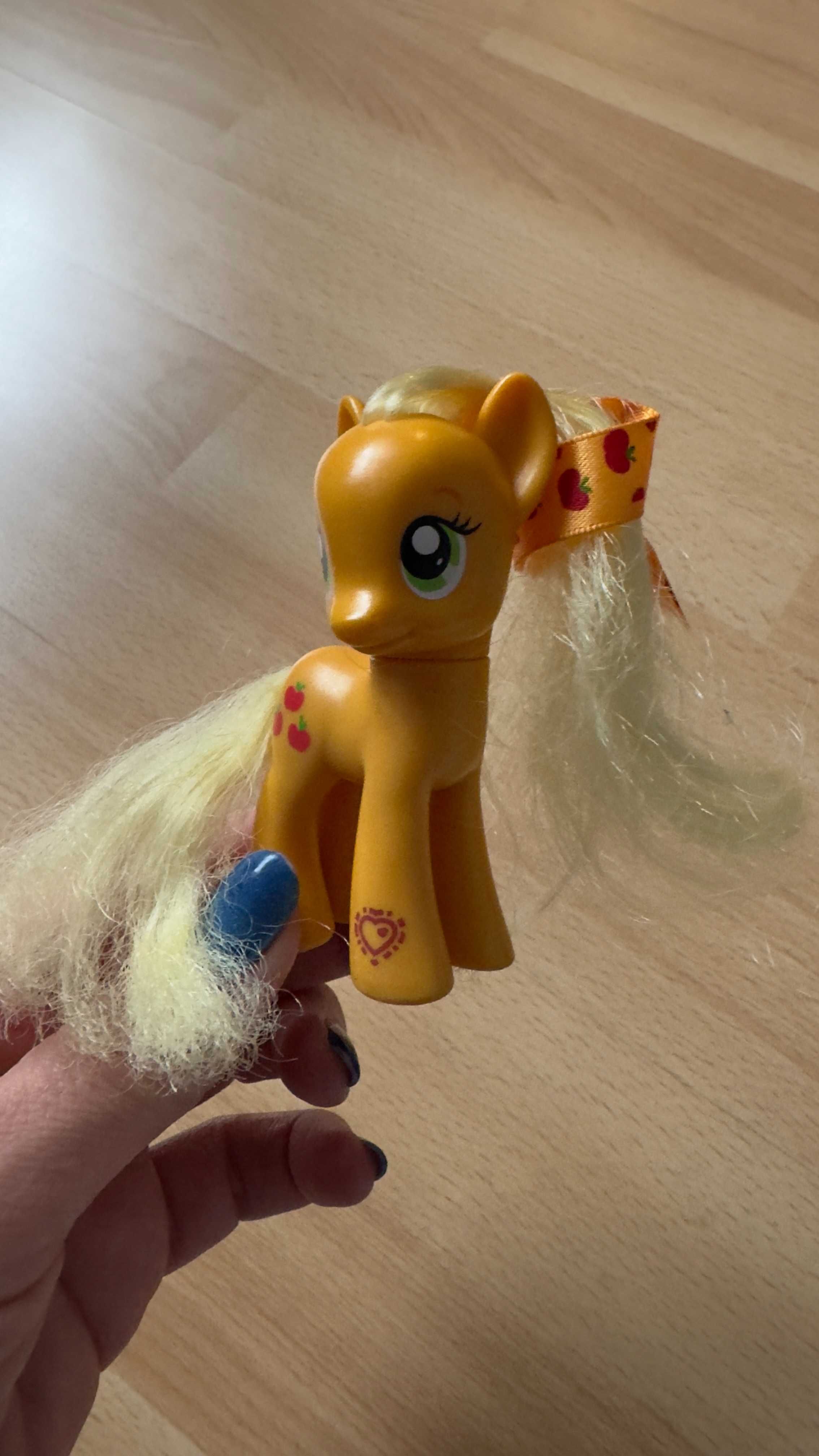 Śliczny kucyk Applejack firmy Hasbro My Little Pony