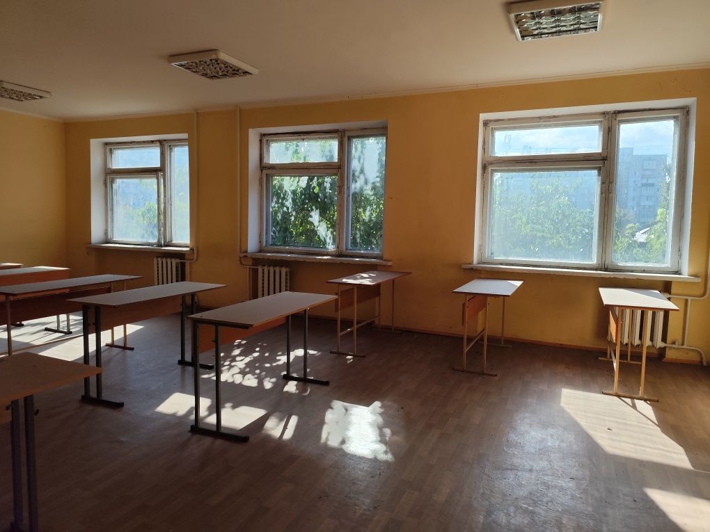 Продам адмвнбуділю в центрі м. Черкаси 2235м2, 320 дол м2.