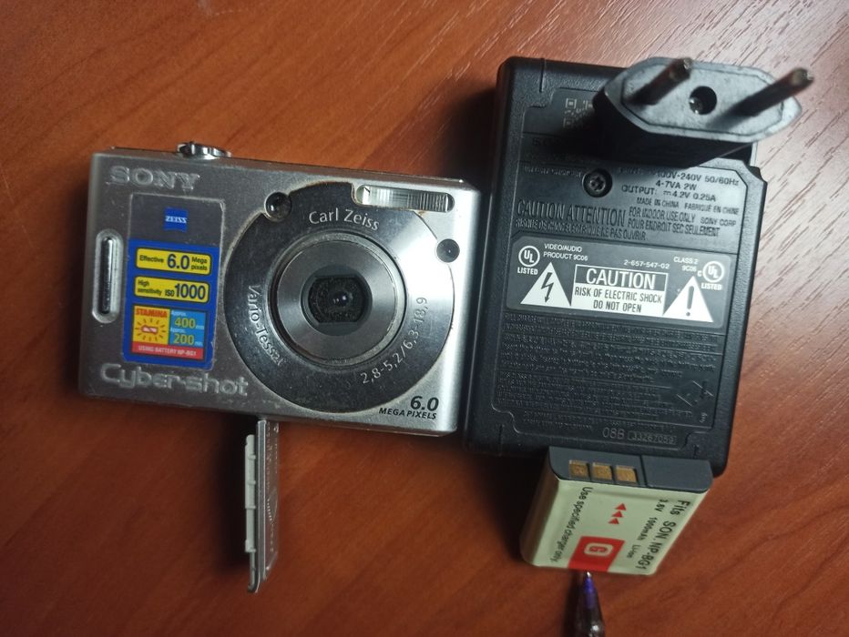 Продам цифровий фотоапарат SONU,із зарядним пристроєм.